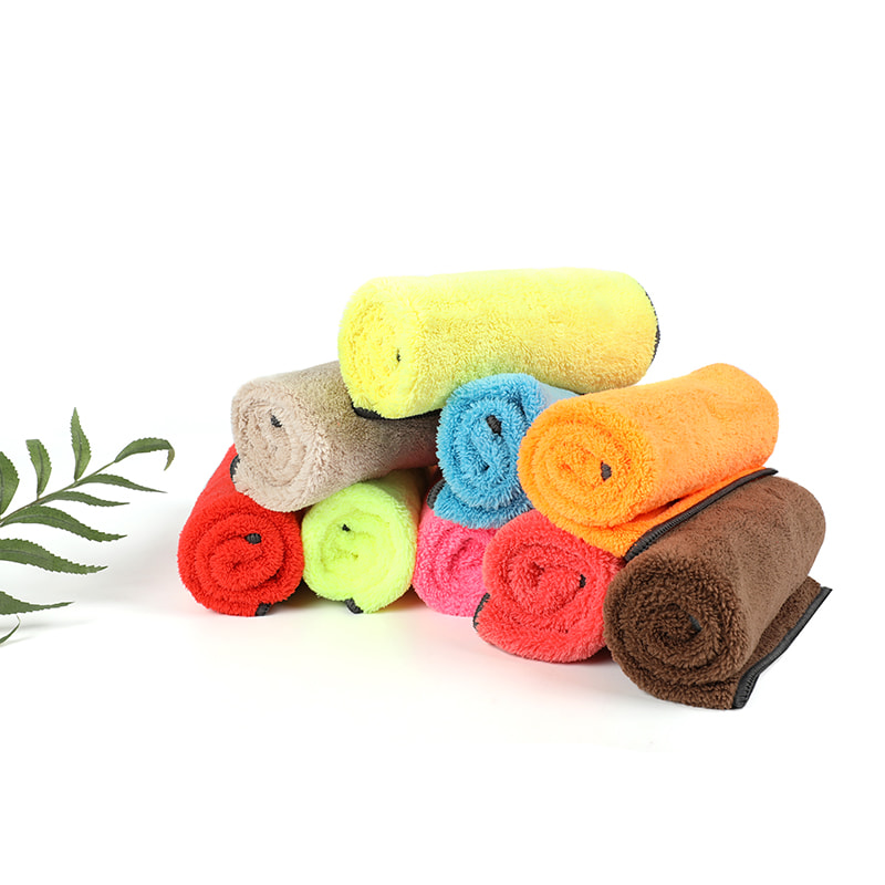How does the weight of a coral fleece car towel affect its drying efficiency and ease of use?